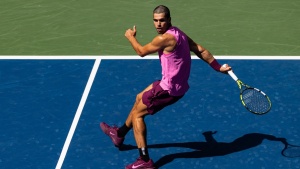 Carlos Alcaraz Wows US Open Crowd with Audacious Behind-the-Back Shot
