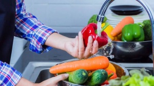 Stop these 7 common mistakes when cleaning fruits and vegetables