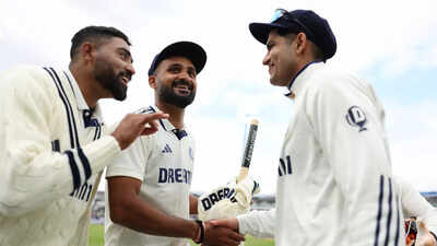 Shubman Gill celebrates with teammates after Edgbaston victory