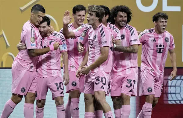 Messi celebrates a goal with Suarez